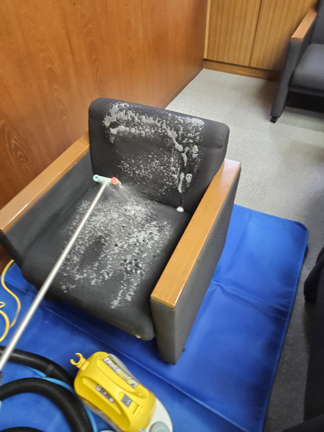 1.洗剤液の噴霧