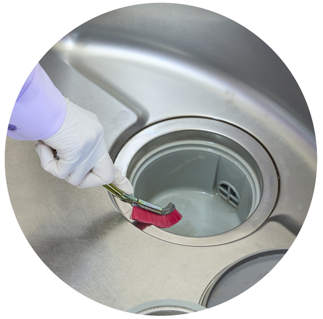 材質や汚れに応じて洗剤を変更！